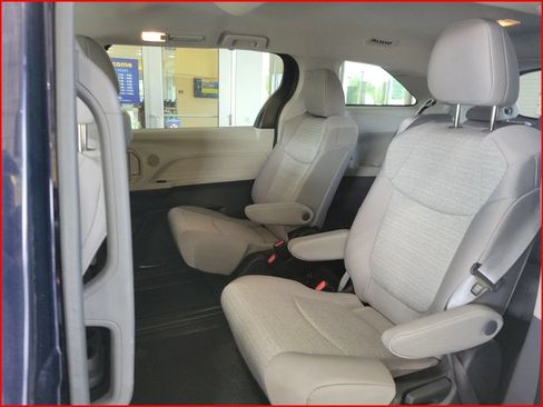 Used 2023 Toyota Sienna LE AWD/4WD image 3