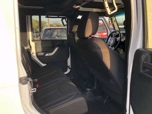 Used 2016 Jeep Wrangler Unlimited Rubicon w/ Connectivity Group image 26