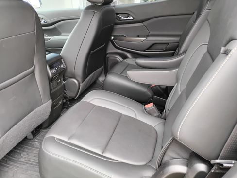 Used 2023 GMC Acadia SLT FWD image 17