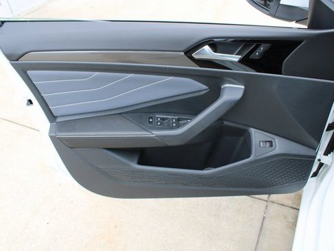 Used 2025 Volkswagen Jetta SEL FWD image 9