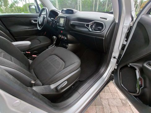 Used 2017 Jeep Renegade Altitude FWD image 39
