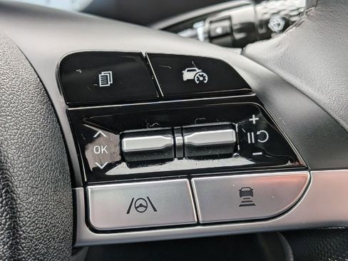 Used 2025 Hyundai Elantra SEL image 15