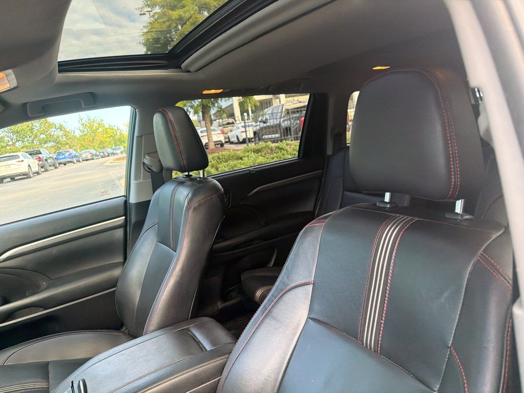 Used 2019 Toyota Highlander SE w/ Nightshade Edition AWD/4WD image 9