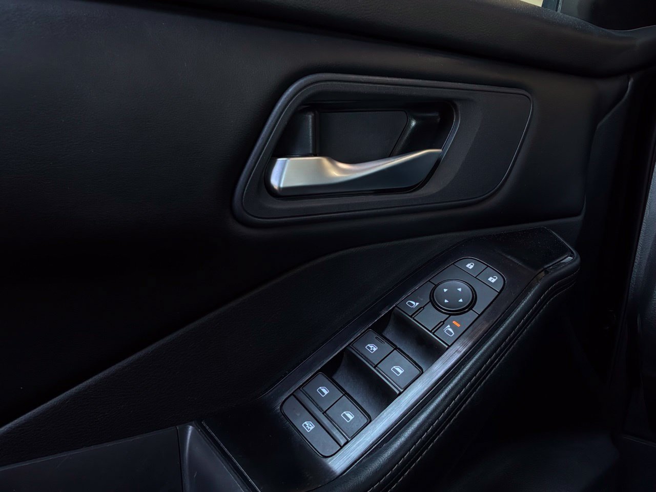 Used 2025 Nissan Rogue SV FWD image 22