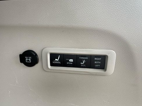 Used 2020 Chrysler Pacifica Limited w/ Tire & Wheel Group image 19