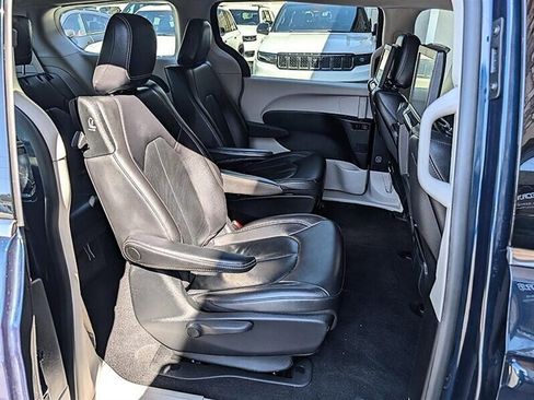 Used 2022 Chrysler Pacifica Touring-L w/ Uconnect Theater Family Group FWD image 28
