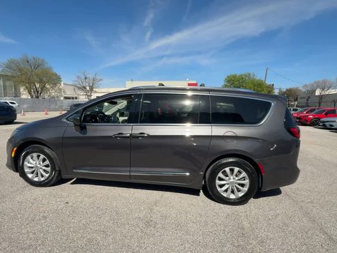 Used 2019 Chrysler Pacifica Touring-L image 5