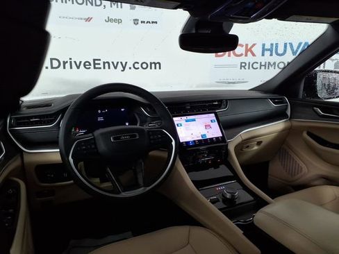 Used 2024 Jeep Grand Cherokee L Limited w/ Black Appearance Package AWD/4WD image 10