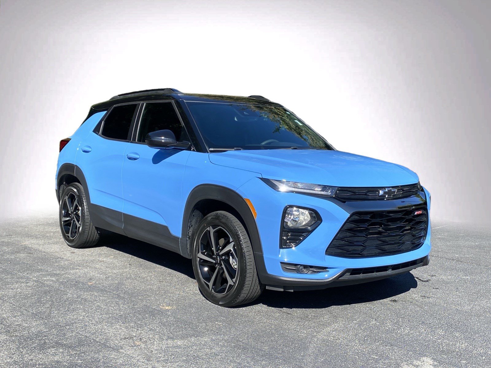 Used 2023 Chevrolet TrailBlazer RS w/ Sun and Liftgate Package AWD/4WD image 2