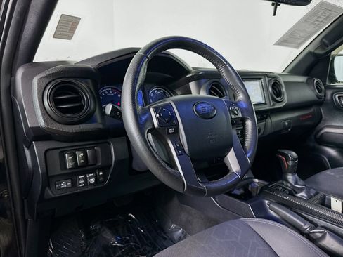 Used 2017 Toyota Tacoma TRD Off-Road AWD/4WD image 10