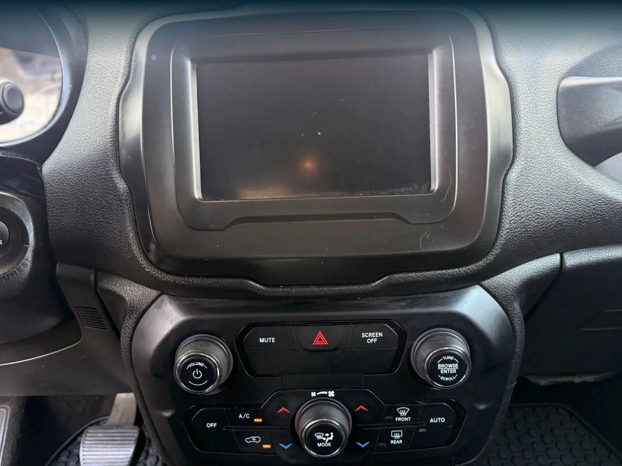 Used 2018 Jeep Renegade Latitude w/ Cold Weather Group AWD/4WD image 26