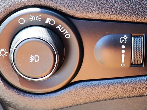 Used 2019 Jeep Cherokee Latitude w/ Popular Appearance Group FWD image 40