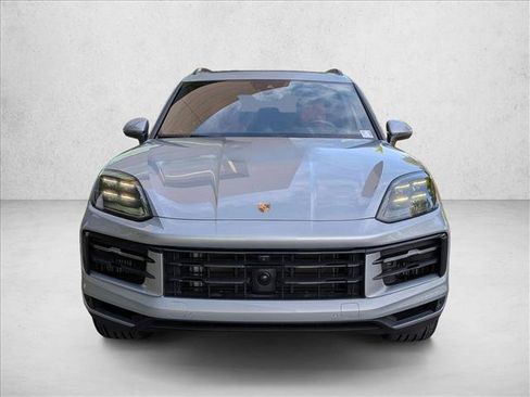 Used 2024 Porsche Cayenne AWD/4WD image 2