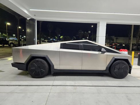 Used 2024 Tesla Cybertruck Cyberbeast AWD/4WD image 7