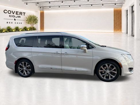 Used 2017 Chrysler Pacifica Limited FWD image 14