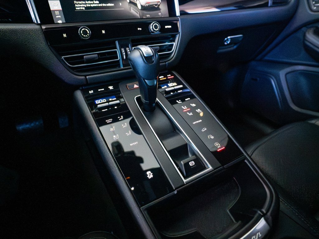Certified 2024 Porsche Macan AWD/4WD image 18