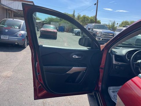 Used 2018 Jeep Cherokee Latitude AWD/4WD image 26