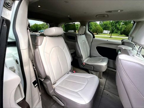 Used 2017 Chrysler Pacifica Touring-L Plus FWD image 23