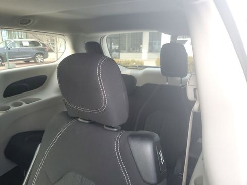 Used 2022 Chrysler Voyager LX image 5