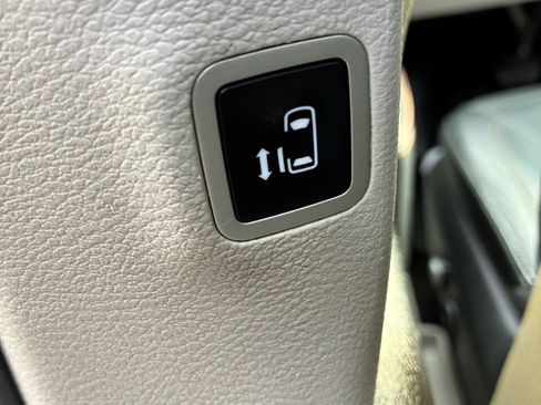 Used 2019 Chrysler Pacifica Touring-L FWD image 20