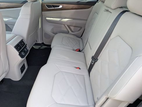 Used 2025 Volkswagen Atlas SE image 21