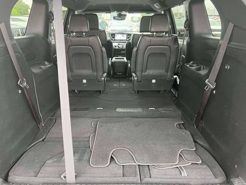 Used 2025 Chrysler Pacifica Select FWD image 7
