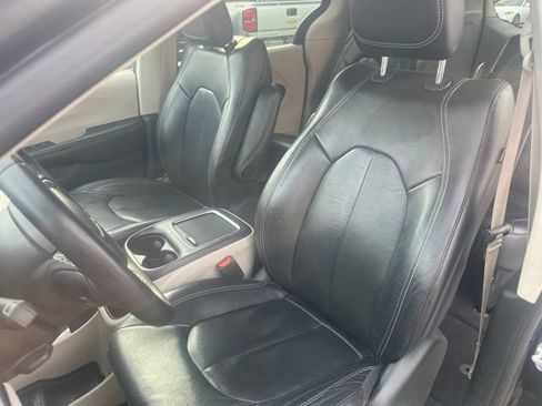 Used 2022 Chrysler Pacifica Touring-L FWD image 19