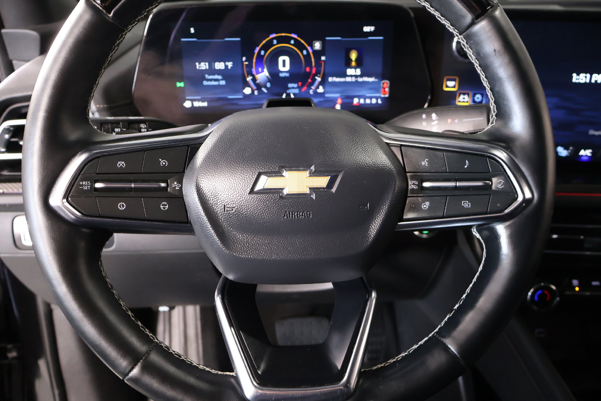 Used 2025 Chevrolet Traverse High Country FWD image 3