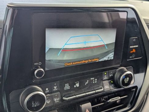 Used 2024 Toyota Highlander LE FWD image 19