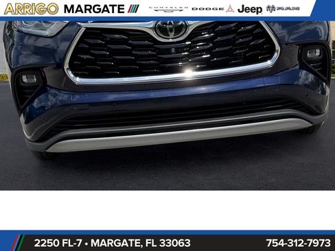 Used 2024 Toyota Highlander Platinum FWD image 2