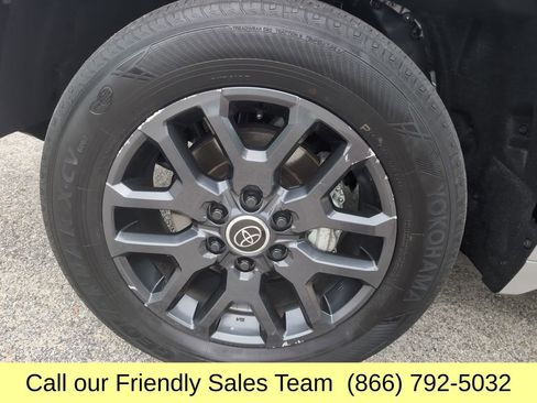 Used 2024 Toyota Tundra Platinum AWD/4WD image 27