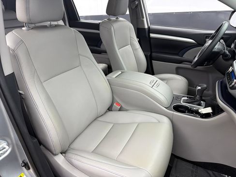 Used 2019 Toyota Highlander XLE AWD/4WD image 31