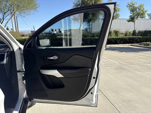 Used 2019 Jeep Cherokee Latitude image 17