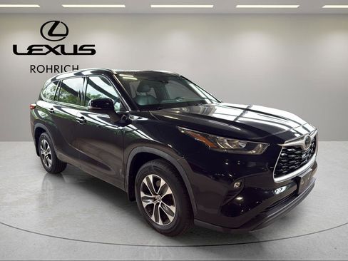 Used 2020 Toyota Highlander XLE AWD/4WD image 4