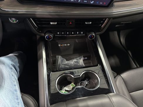 Used 2025 Chevrolet Suburban Z71 image 22