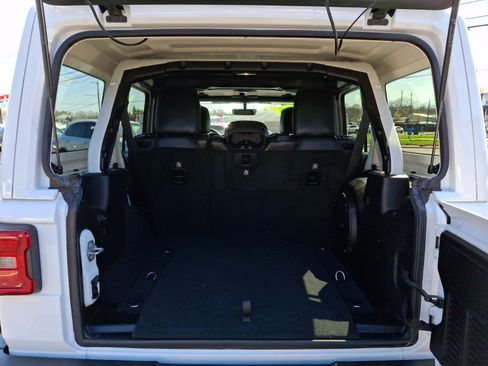 Used 2018 Jeep Wrangler Unlimited Sahara image 30