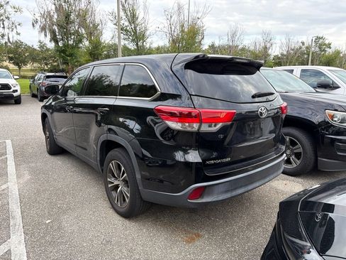 Used 2019 Toyota Highlander LE FWD image 3