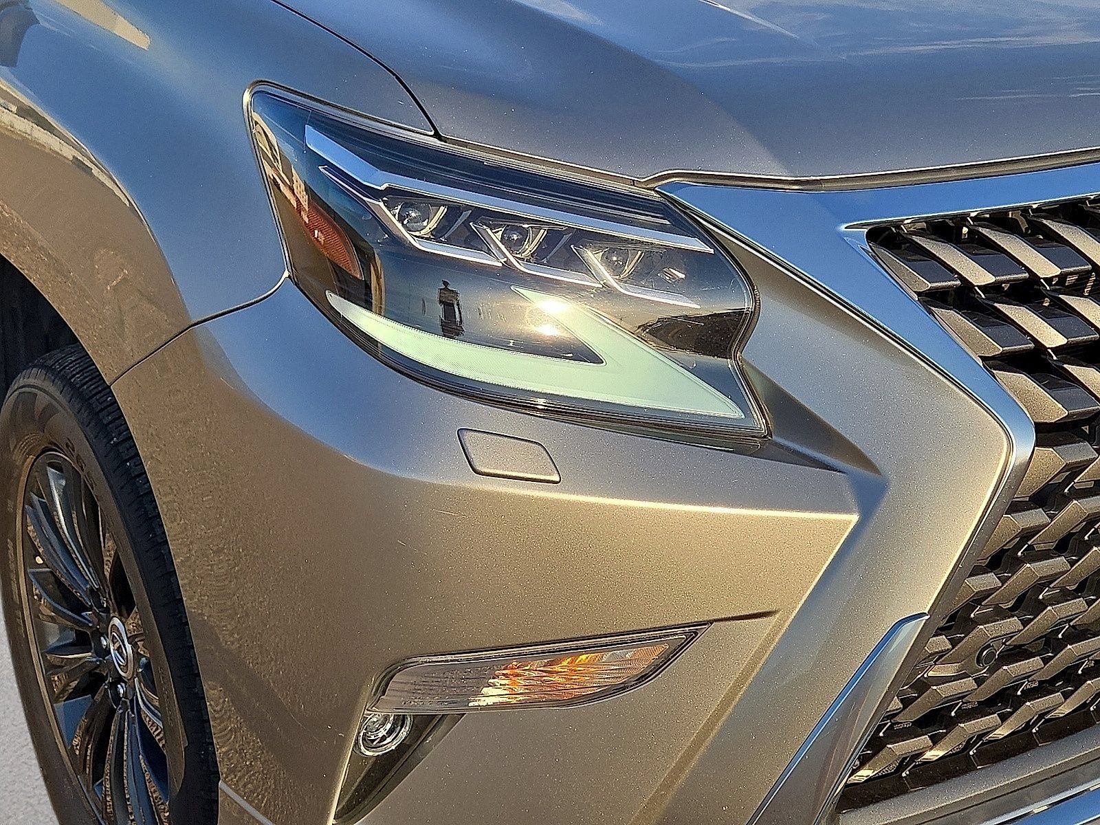 Used 2023 Lexus GX 460 Premium w/ Accessory Package AWD/4WD image 8