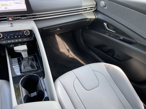 Used 2023 Hyundai Elantra Limited image 15