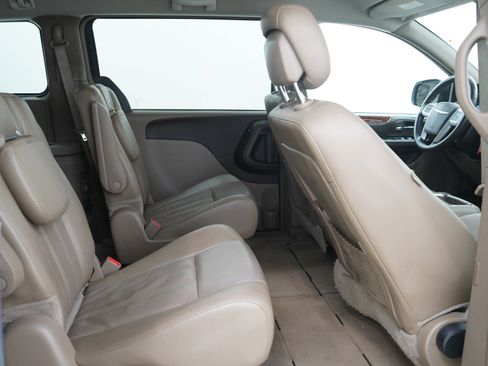 Used 2014 Chrysler Town & Country Touring FWD image 14
