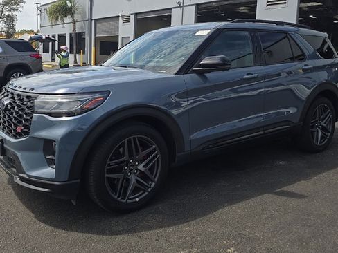 Used 2025 Ford Explorer ST AWD/4WD image 3