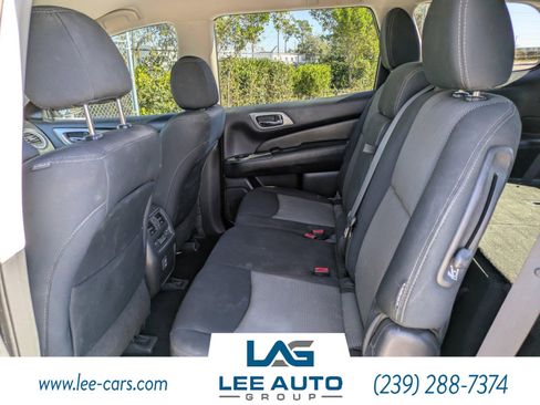 Used 2018 Nissan Pathfinder SV image 11