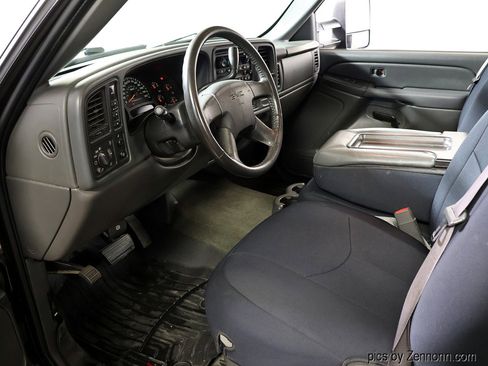 Used 2006 GMC Sierra 2500 SLE w/ Snow Plow Prep Package image 10