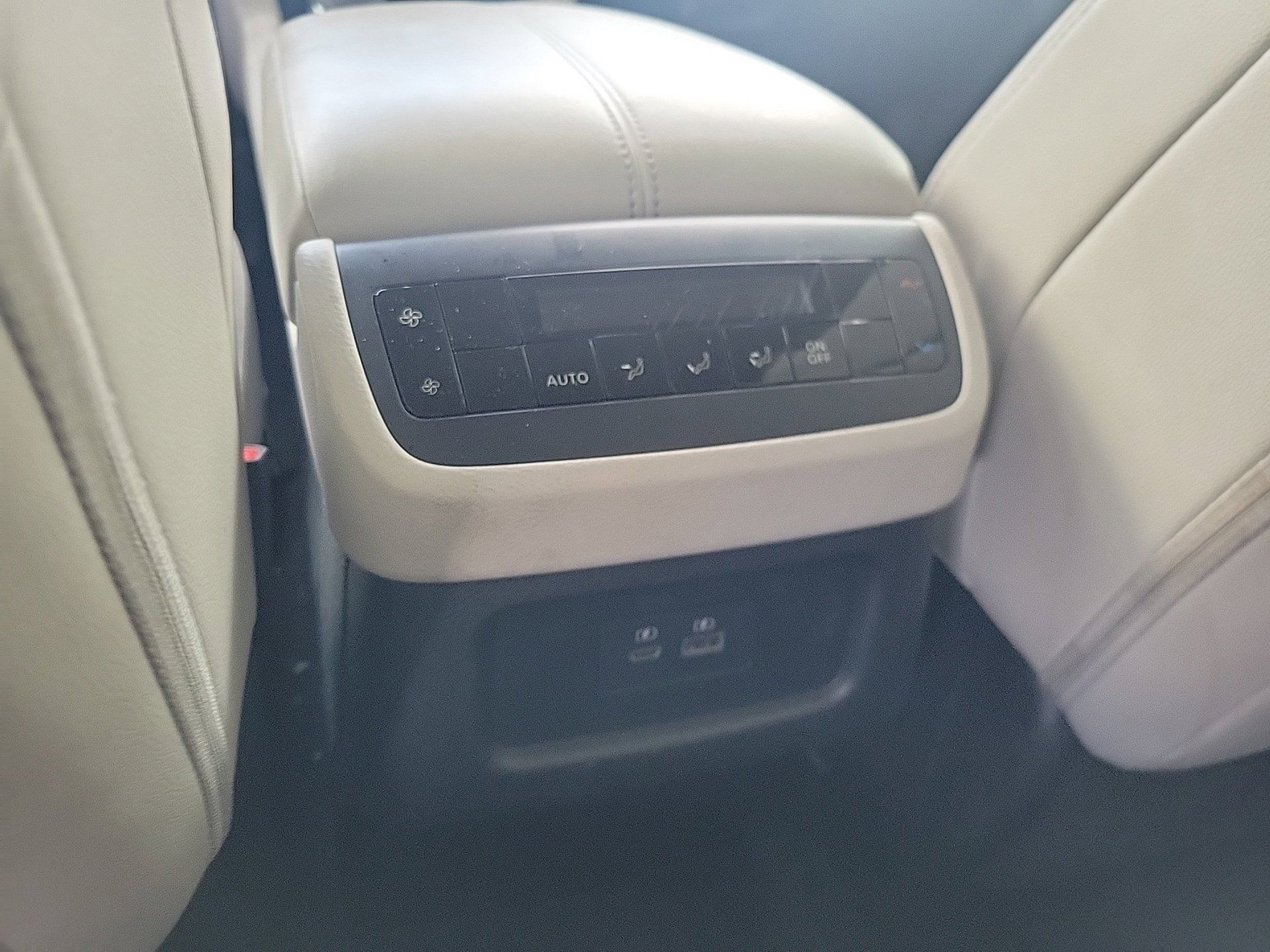 Used 2024 Nissan Pathfinder SL FWD image 17