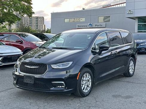 Used 2023 Chrysler Pacifica Touring-L FWD image 6