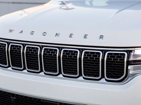 Certified 2024 Jeep Wagoneer Series II w/ Flexible Seating Group image 16