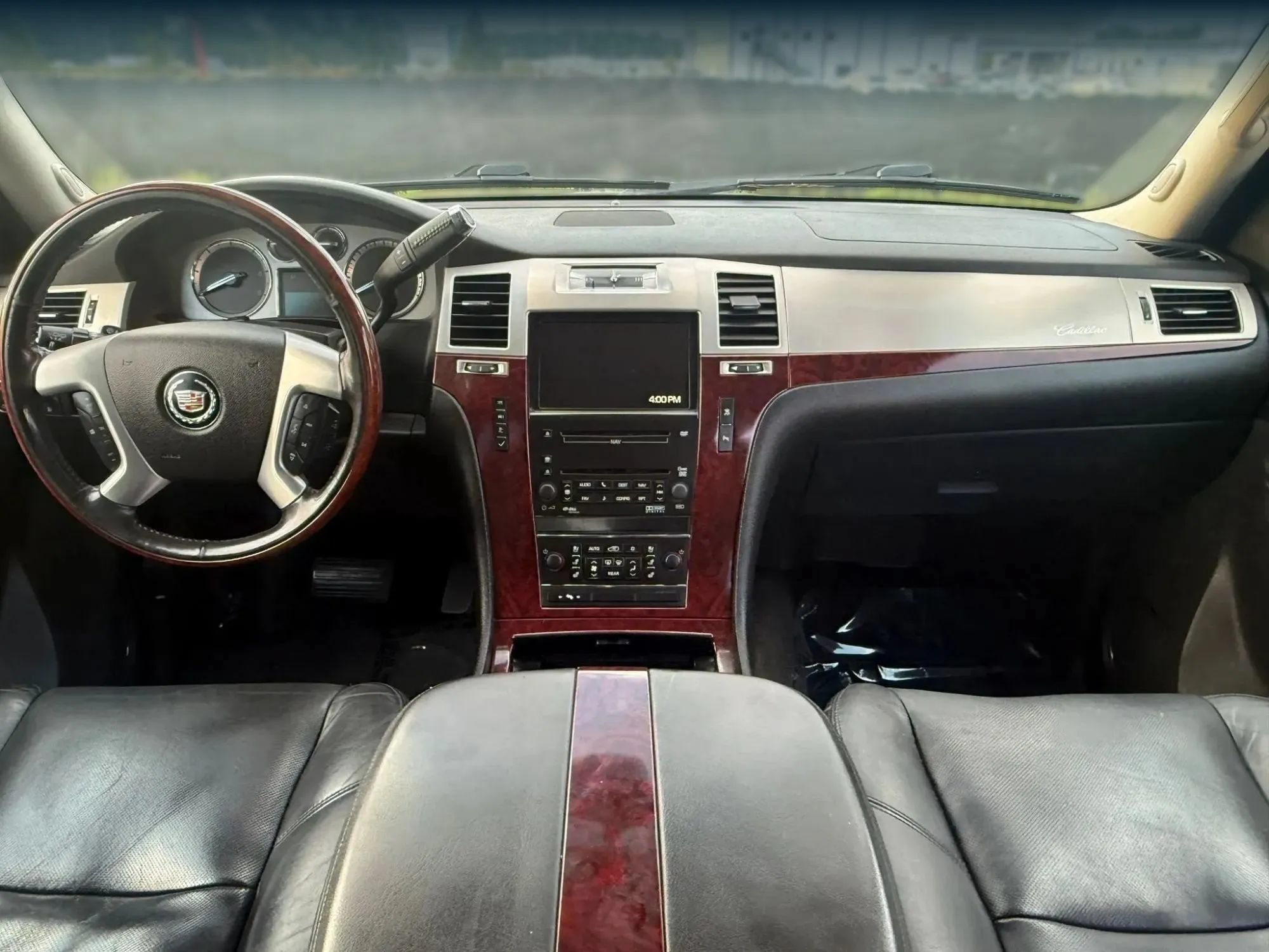 Used 2010 Cadillac Escalade AWD image 3