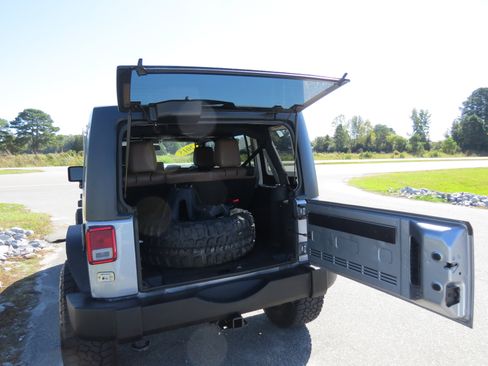 Used 2015 Jeep Wrangler Unlimited Rubicon w/ Connectivity Group image 13