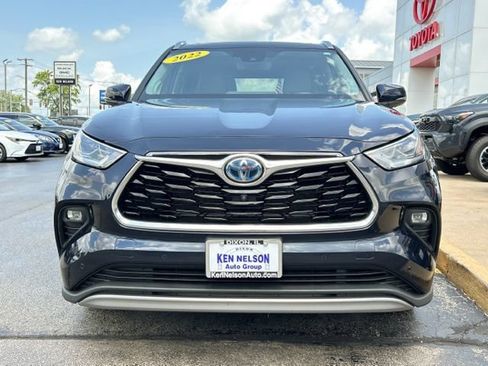 Used 2022 Toyota Highlander Platinum AWD/4WD image 2