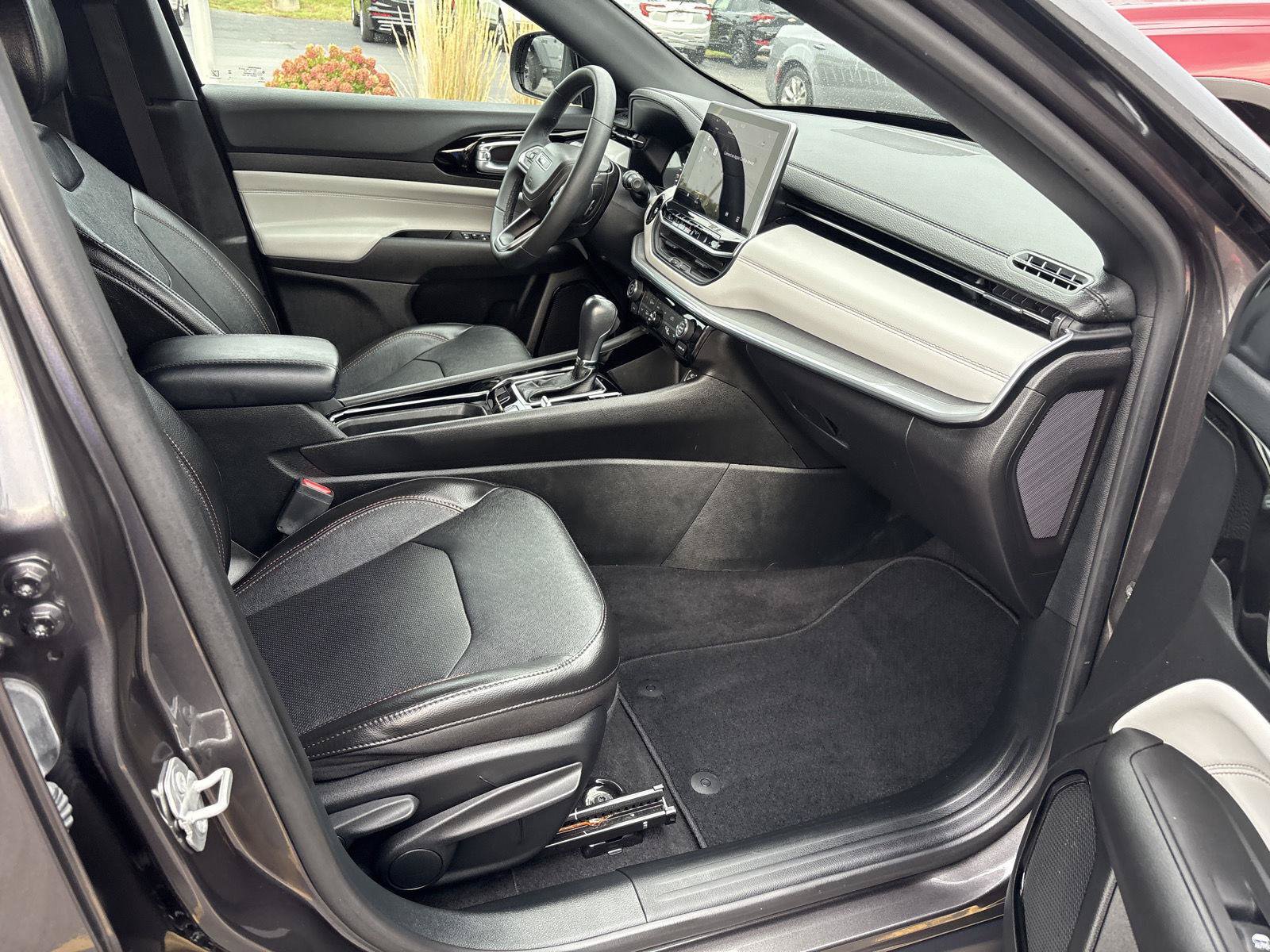 Used 2023 Jeep Compass Limited AWD/4WD image 13